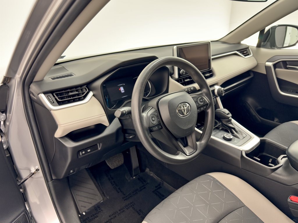 Used 2024 Toyota RAV4 XLE AWD/4WD image 4