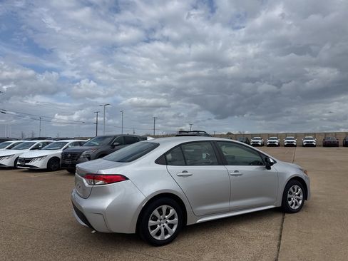 Used 2022 Toyota Corolla LE image 20