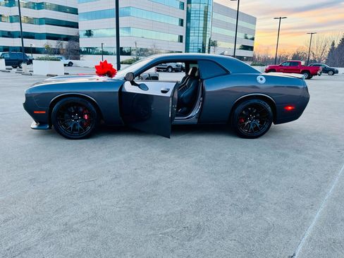 Used 2016 Dodge Challenger SRT w/ Technology Group image 44