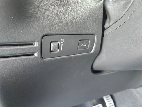 Used 2021 Volvo XC40 T5 R-Design image 28