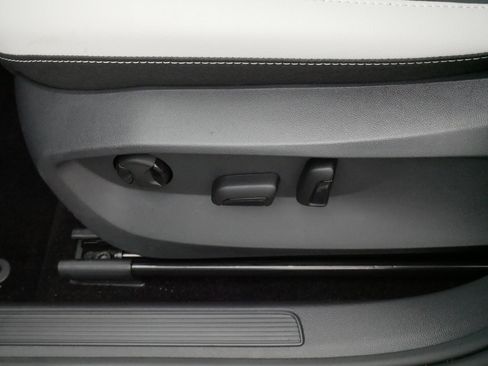 Certified 2025 Volkswagen Taos SE w/ Panoramic Sunroof Package image 20