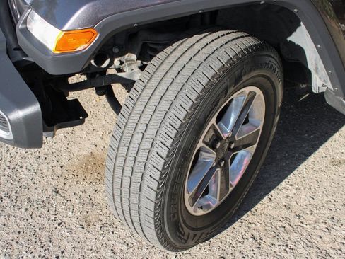 Used 2020 Jeep Wrangler Unlimited Sahara image 40