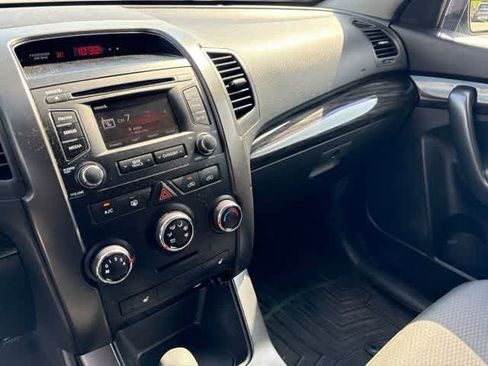 Used 2013 Kia Sorento LX w/ Convenience Pkg FWD image 21