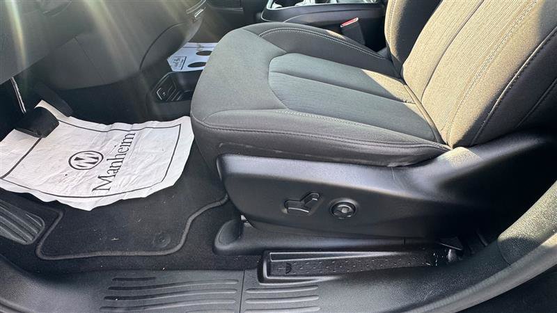 Used 2024 Chrysler Pacifica Touring FWD image 34