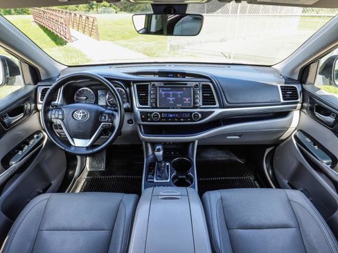 Used 2017 Toyota Highlander Limited AWD/4WD image 2