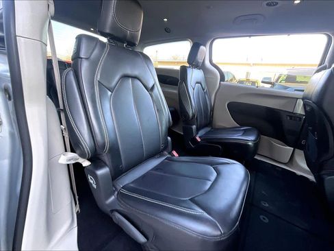 Used 2024 Chrysler Pacifica Touring-L image 19