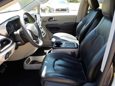 Used 2022 Chrysler Pacifica Touring-L image 19