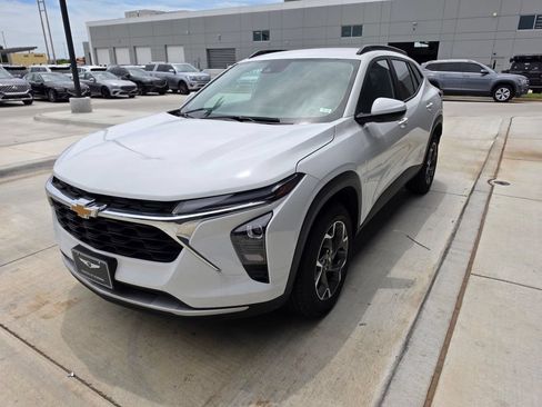 Used 2025 Chevrolet Trax LT w/ LT Convenience Package FWD image 1