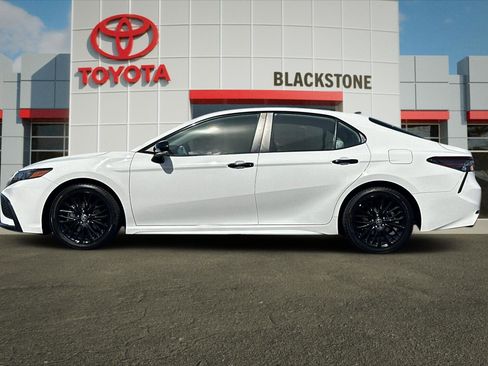 Used 2022 Toyota Camry SE FWD image 6