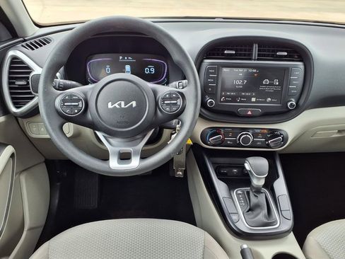 Used 2025 Kia Soul LX w/ LX Technology Package FWD image 12