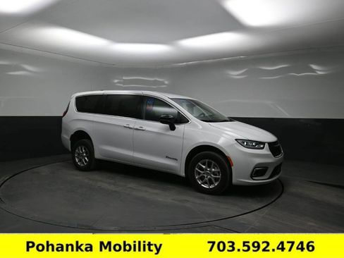 Used 2024 Chrysler Pacifica Touring-L image 12