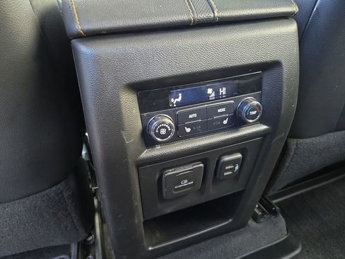 Used 2020 Chevrolet Traverse Premier image 28