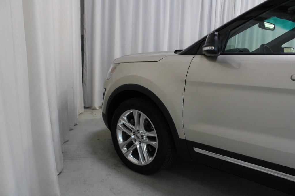 Used 2017 Ford Explorer XLT w/ Equipment Group 202A AWD/4WD image 30