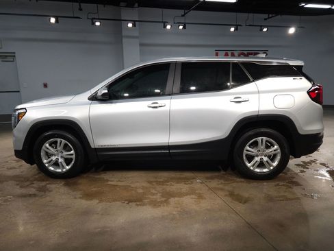 Used 2022 GMC Terrain SLE image 4