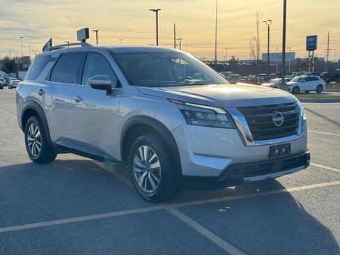 Used 2025 Nissan Pathfinder SL image 8