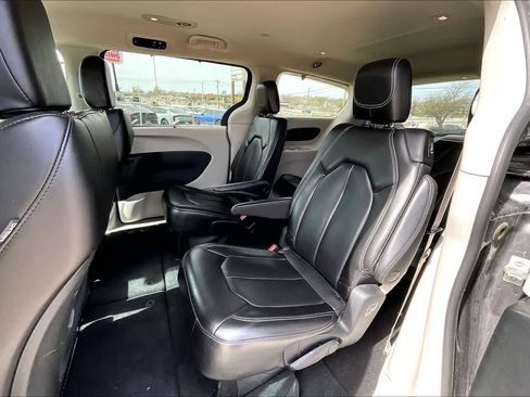 Used 2023 Chrysler Pacifica Touring-L image 29
