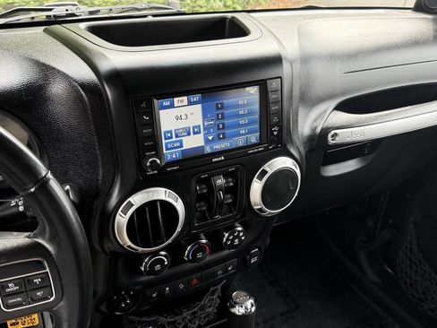 Used 2012 Jeep Wrangler Unlimited Sahara w/ Connectivity Group AWD/4WD image 24