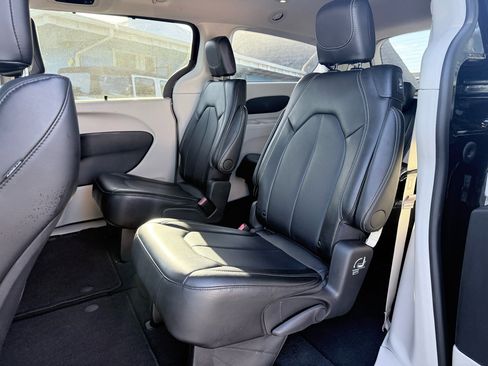 Used 2024 Chrysler Pacifica Touring-L image 6