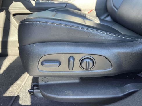 Used 2023 GMC Acadia SLT w/ Preferred Package image 24