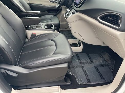 Used 2024 Chrysler Pacifica Touring-L image 32