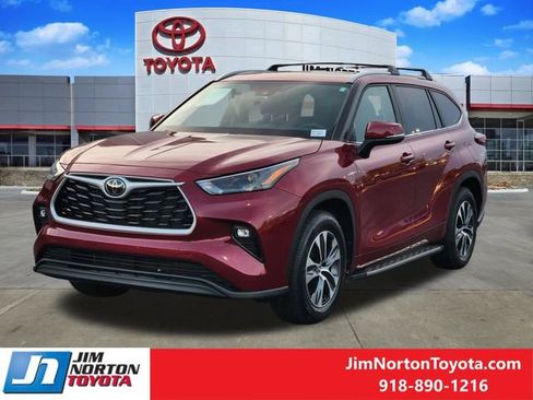 Used 2025 Toyota Highlander XLE FWD image 3