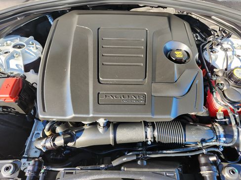 Certified 2025 Jaguar F-PACE R-Dynamic S image 9