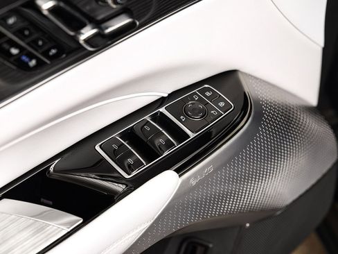 Used 2025 Cadillac Lyriq Luxury image 44