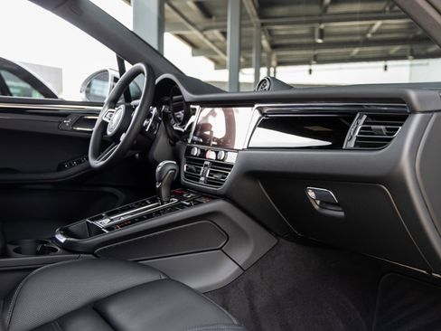 Certified 2025 Porsche Macan image 45