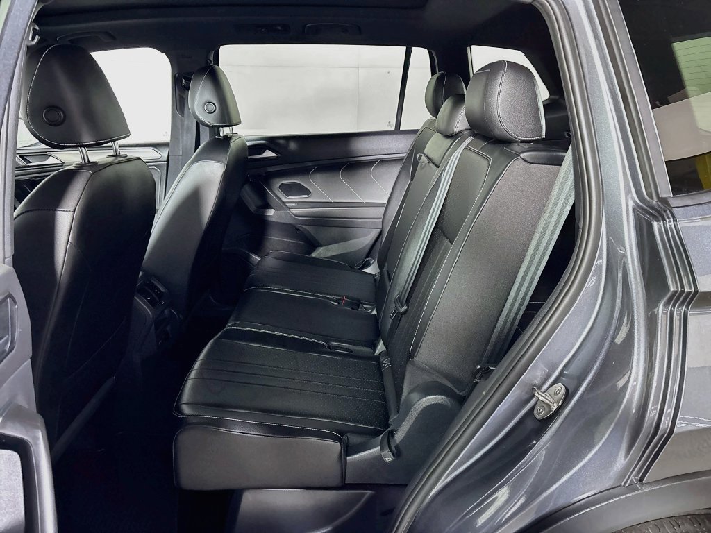 Certified 2023 Volkswagen Tiguan SE R-Line FWD image 21