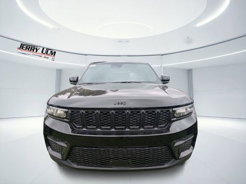 New 2025 Jeep Grand Cherokee Altitude image 7