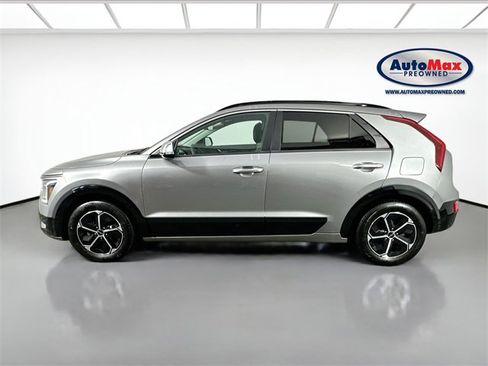 Used 2023 Kia Niro SX image 9