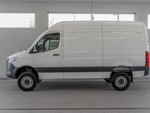 Used 2025 Mercedes-Benz Sprinter 2500 image 2