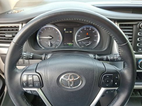 Used 2018 Toyota Highlander Limited image 21