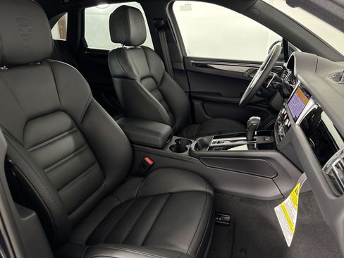 Certified 2025 Porsche Macan image 29