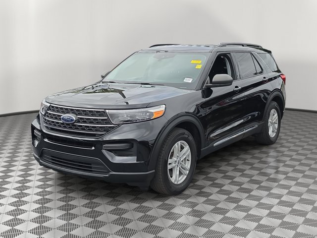 Certified 2024 Ford Explorer XLT RWD image 3