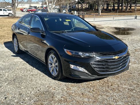 Used 2025 Chevrolet Malibu LT image 3