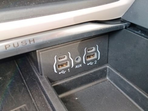 Certified 2024 Chrysler Pacifica Limited image 19