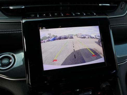 Used 2023 Jeep Grand Cherokee Laredo AWD/4WD image 19