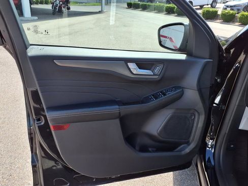 Used 2025 Ford Escape SE w/ Class II Trailer Tow Package image 8