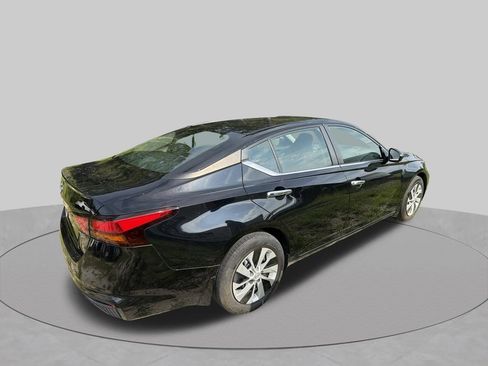 Used 2024 Nissan Altima 2.5 S FWD image 9