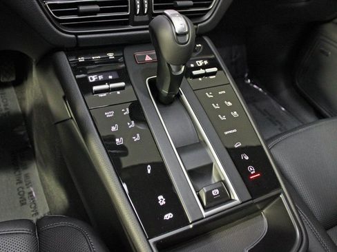 Certified 2025 Porsche Macan Turbo AWD/4WD image 30