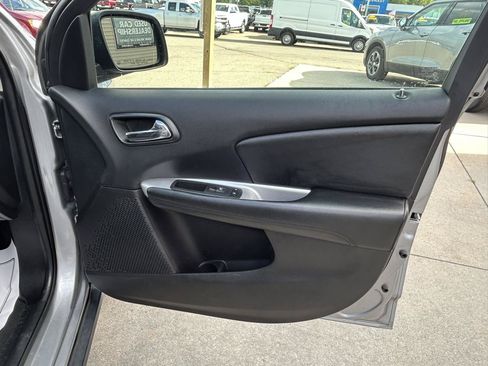 Used 2017 Dodge Journey SE w/ Flexible Seating Group FWD image 17