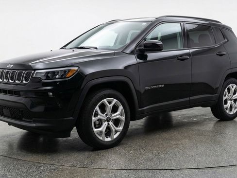 Used 2025 Jeep Compass Latitude image 3