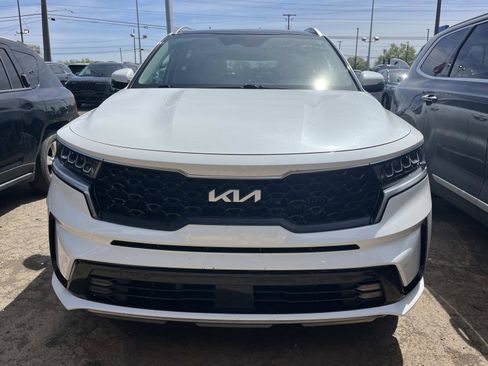 Used 2022 Kia Sorento EX w/ Panoramic Sunroof Package image 2