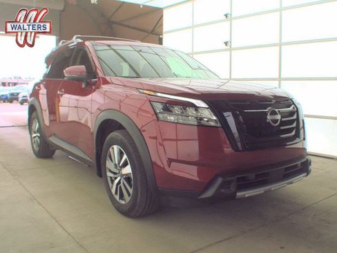 Used 2024 Nissan Pathfinder SL w/ Black Appearance Package image 1
