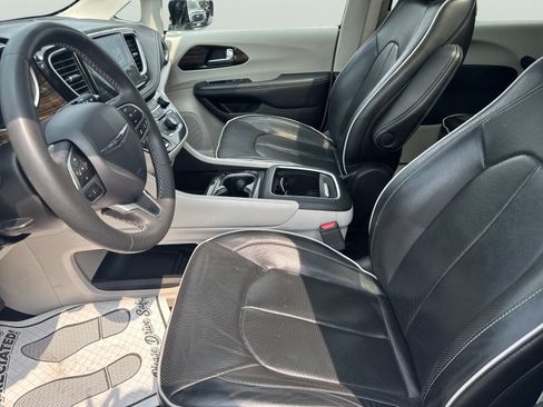 Used 2023 Chrysler Pacifica Limited FWD image 10