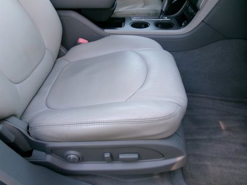 Used 2009 Chevrolet Traverse LT image 18