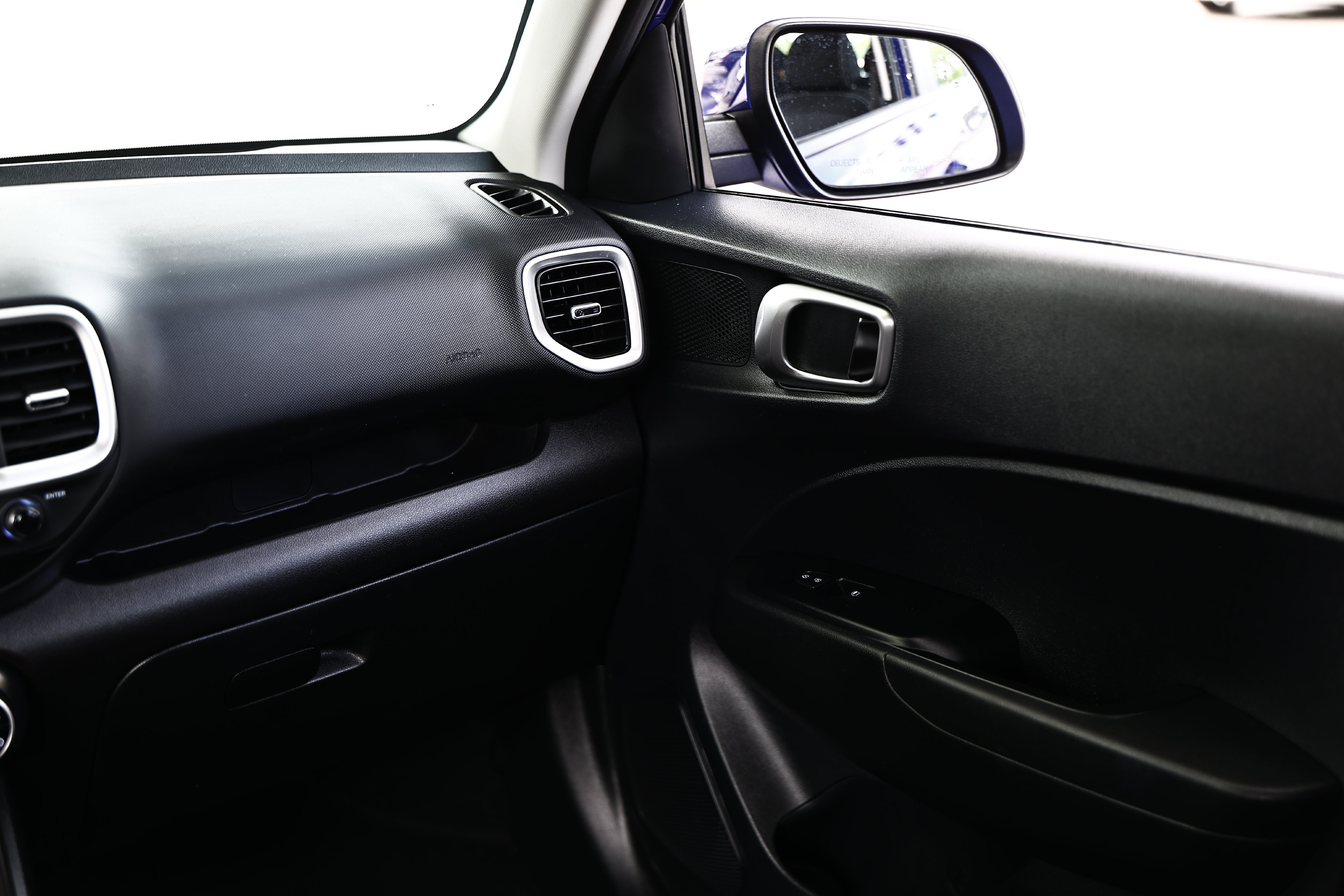 Used 2025 Hyundai Venue SEL FWD image 28