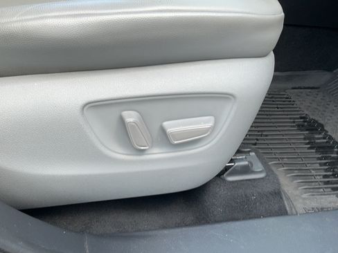 Used 2021 Toyota Highlander XLE AWD/4WD image 50