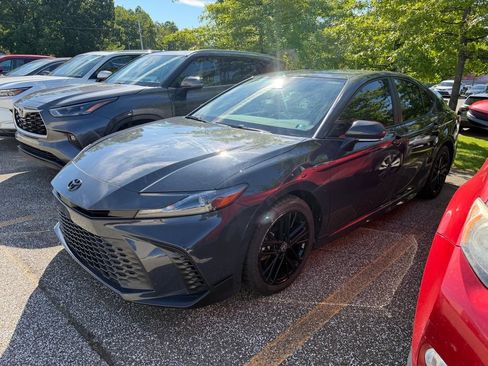 Used 2025 Toyota Camry SE FWD image 1
